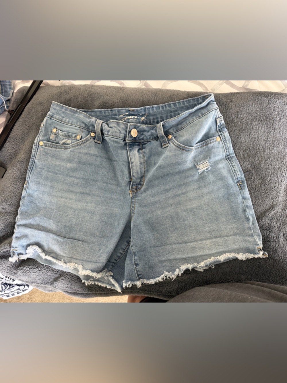 081 Seven7 Light Blue Distressed Denim Shorts SZ 8